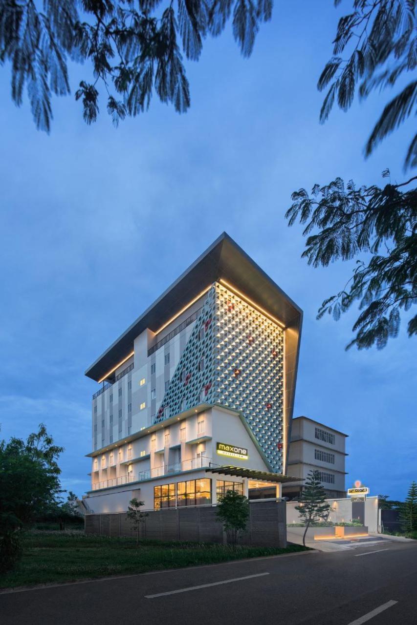 Maxonehotels At Kota Harapan Indah-Бекаси Экстерьер фото