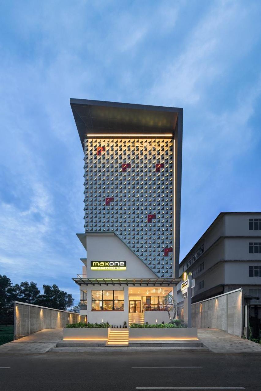 Maxonehotels At Kota Harapan Indah-Бекаси Экстерьер фото